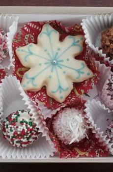Tis the Season 8 Piece Chocolate Dipped Strawberry & Pineapple Box